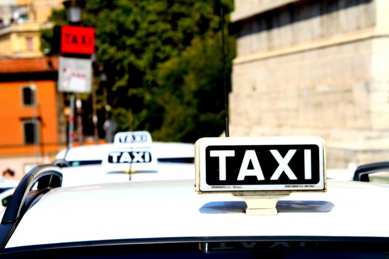 taxis-GONFARON-min_taxi_auto_rome_road_white-1051610